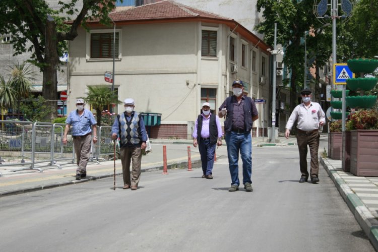 Bursa'da sosyal mesafe ile g&uuml;zel havanın keyfini &ccedil;ıkardılar