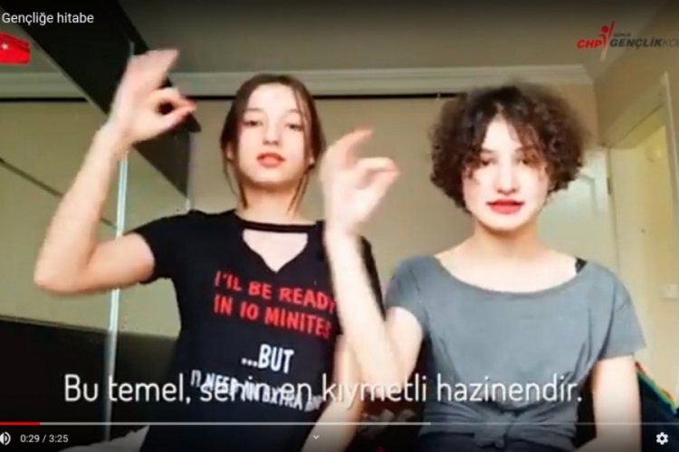 Bursa'da CHP'li gen&ccedil;lerden işaret diliyle 'Gen&ccedil;liğe Hitabe'