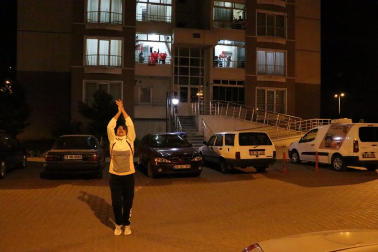 Karab&uuml;k'te vatandaşlar balkonlara &ccedil;ıkarak spor yaptılar
