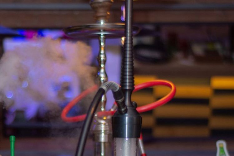 Salgına rağmen restoranda nargile i&ccedil;en kalabalık, sosyal medyada g&uuml;ndem oldu