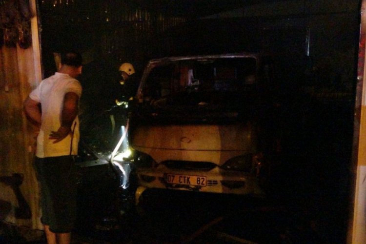 Mobilya at&ouml;lyesinde patlama sonrası korkutan yangın