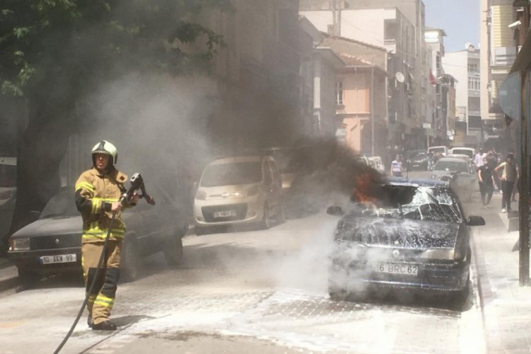 Bursa Karacabey'de park halindeki otomobil alev alev yandı