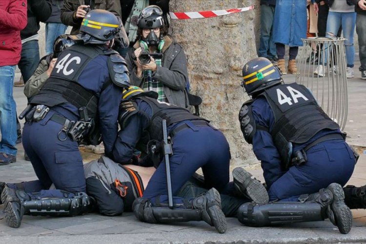 Paris'te polis şiddetine karşı olaylı g&ouml;steri