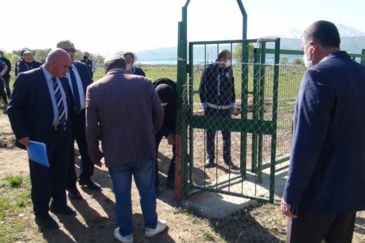 Van G&ouml;l&uuml; sahilindeki ka&ccedil;ak yapılar yıktırıldı