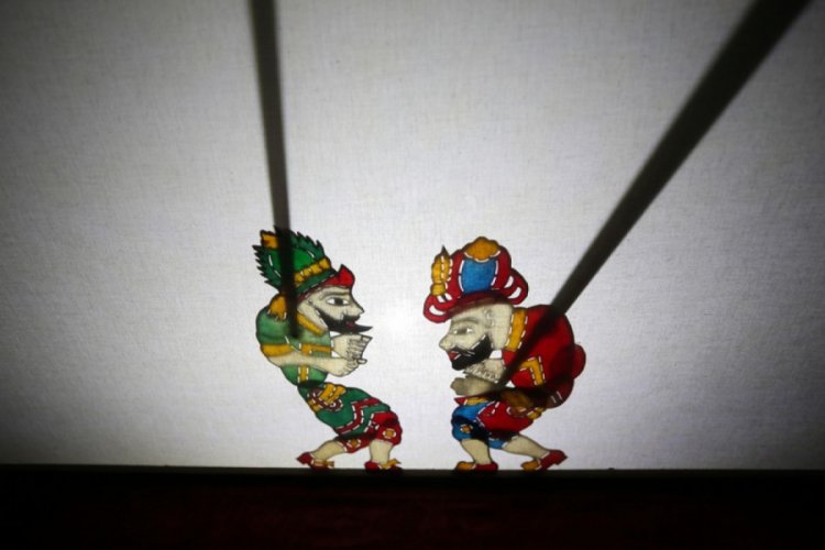 Bursa'da Karag&ouml;z ve Hacivat sosyal medyadan evlere misafir oluyor