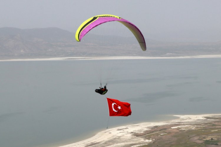 Yama&ccedil; paraş&uuml;t&ccedil;&uuml;leri 19 Mayıs'ı bayraklı atlayış yaparak kutladı