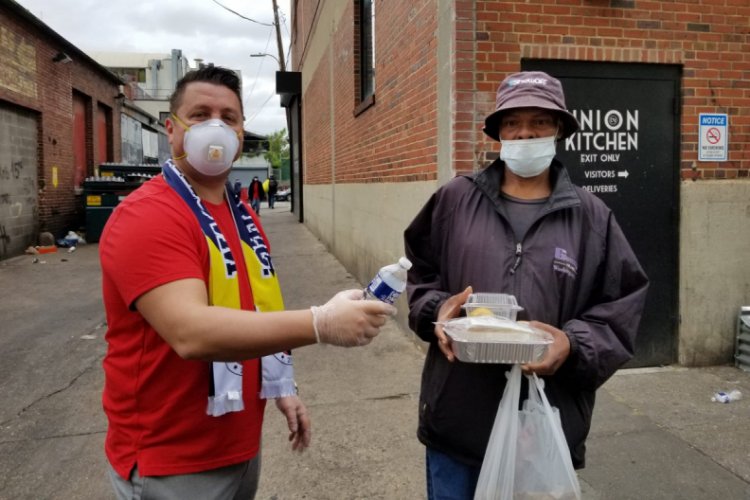 Washington'daki Fenerbah&ccedil;elilerden evsizlere yardım