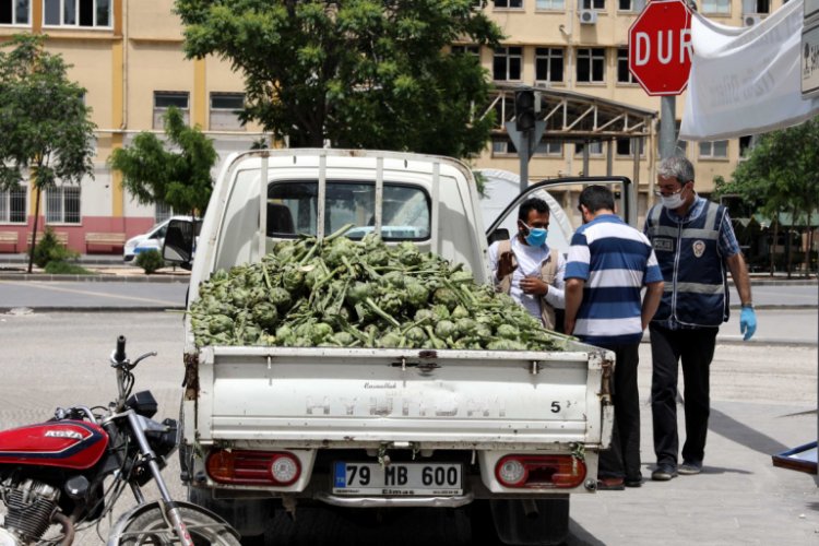 Yasağa rağmen sokağa &ccedil;ıkan 2 seyyar satıcıya 8 bin lira ceza