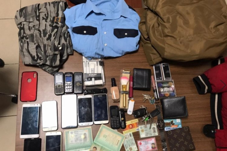 Kendisini polis olarak tanıtıp 14 kişiyi gasp etti