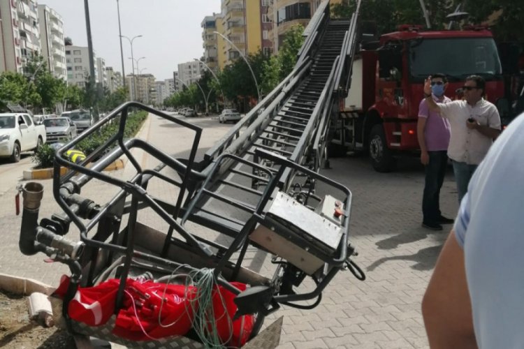 İtfaiyenin merdiveni kırıldı, bayrak asan iş&ccedil;iler yere d&uuml;şt&uuml;: 2 yaralı