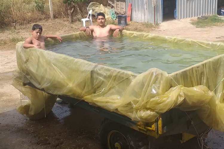 Vatandaşlar trakt&ouml;r r&ouml;morkuna havuz yapıp serinledi