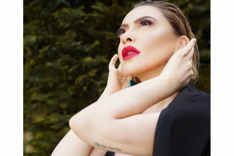 Hadise'den 'g&uuml;&ccedil;l&uuml; kadın' pozu