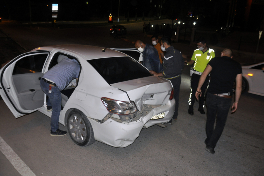 'Dur' ihtarına uymayan s&uuml;r&uuml;c&uuml;, 2 araca &ccedil;arpıp yakalandı