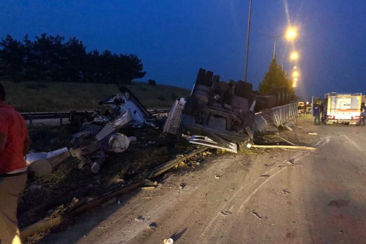 Adana'da devrilen tırın s&uuml;r&uuml;c&uuml;s&uuml; yaralandı