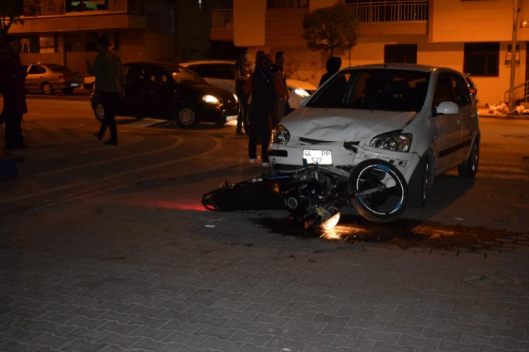 Kontrolden &ccedil;ıkan motosiklet, otomobilin altında kaldı