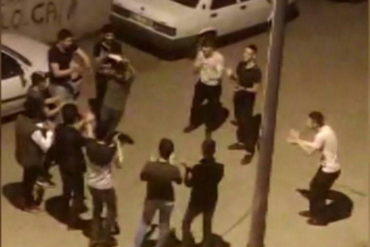 Yasak dinlemeyen gen&ccedil;ler yol ortasında halay &ccedil;ekti