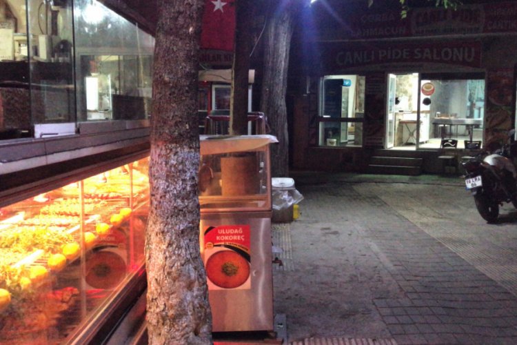 Bursa'da dakikalar i&ccedil;erisinde 5 d&uuml;kkanı soyan hırsızların rahat tavırları pes dedirtti