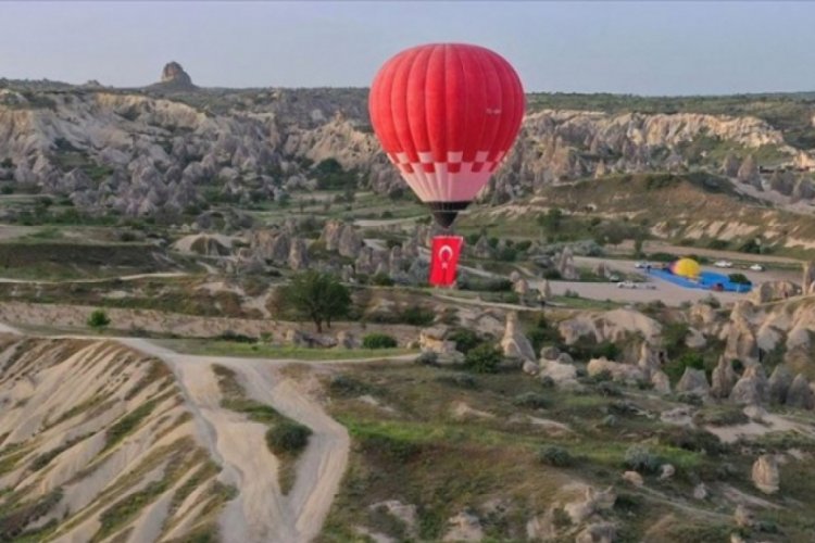 Yerli ve milli balon T&uuml;rk bayrağı ve Atat&uuml;rk posteriyle u&ccedil;tu!