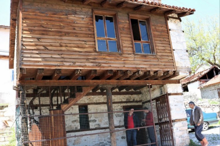 Bursa'da sırlarla dolu köy evindeki şekillerin gizemi çözülemiyor