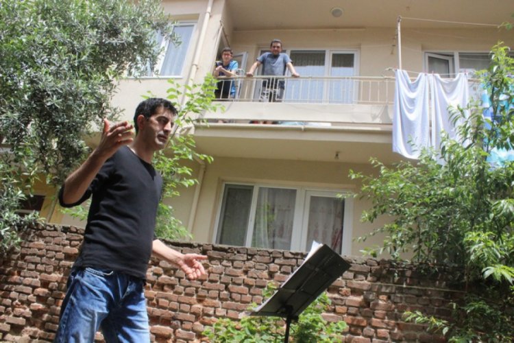 Bursa'da &ccedil;aycı korona vir&uuml;se şarkı yazıp konser verdi
