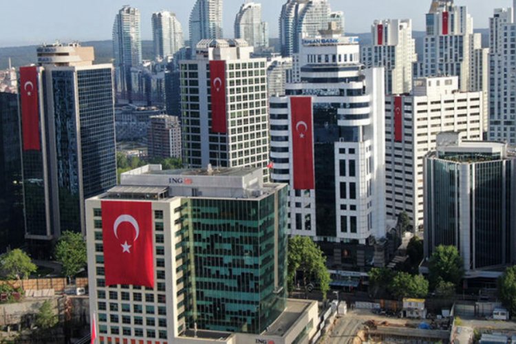 G&ouml;kdelenler kırmızı beyaza b&uuml;r&uuml;nd&uuml;