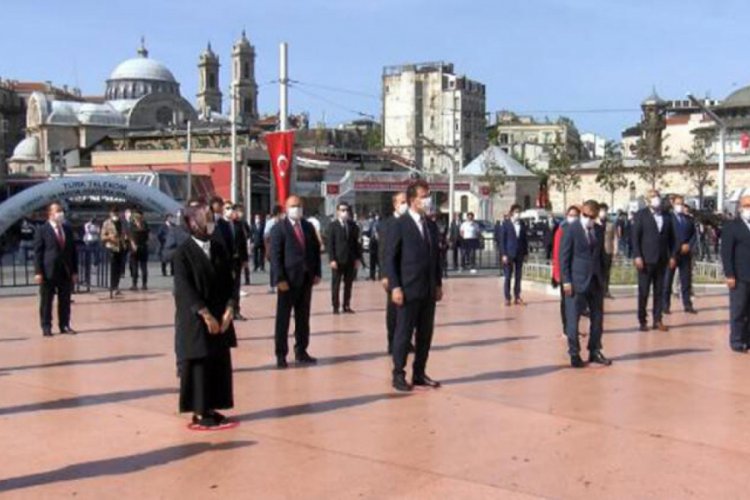 Taksim Cumhuriyet Anıtı'nda 19 Mayıs t&ouml;reni