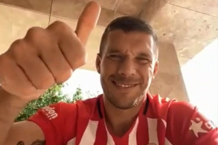 Podolski, 19 Mayıs'ı kutladı