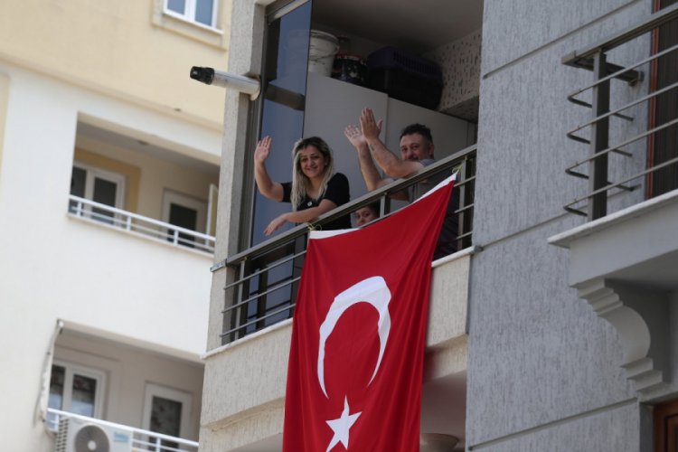 Bursa'da otobüsten 19 Mayıs konserine vatandaşlar balkonlarından eşlik etti