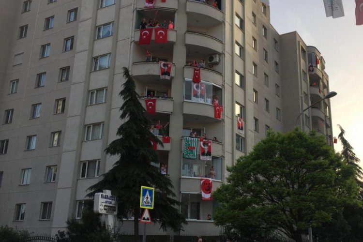 Bursa'da 19 Mayıs balkonlardan kutlandı!