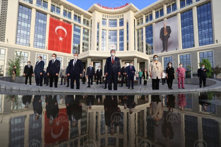 Sağlık Bakanı Koca İstiklal Marşı'nı okudu