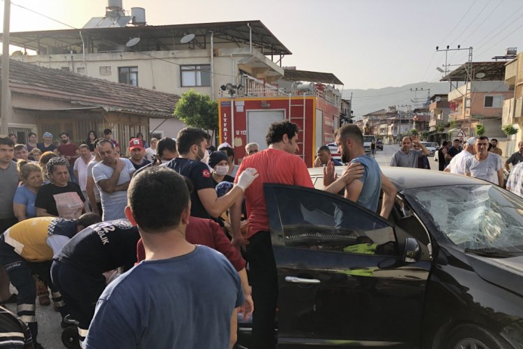 Samandağ'da otomobil park halindeki iki araca &ccedil;arptı
