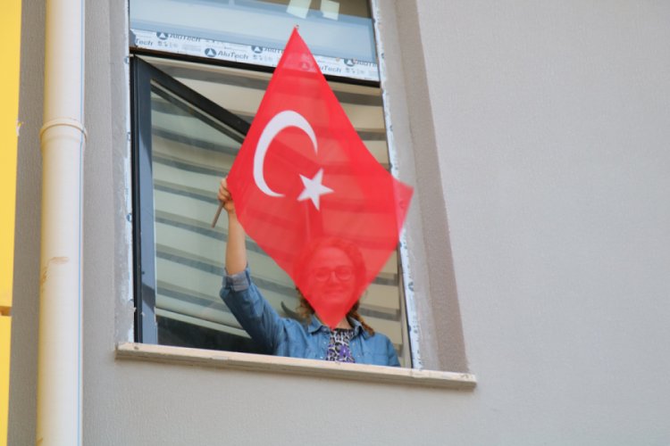 Karantina s&uuml;releri biten 209 vatandaş iki coşkuyu bir arada yaşadı