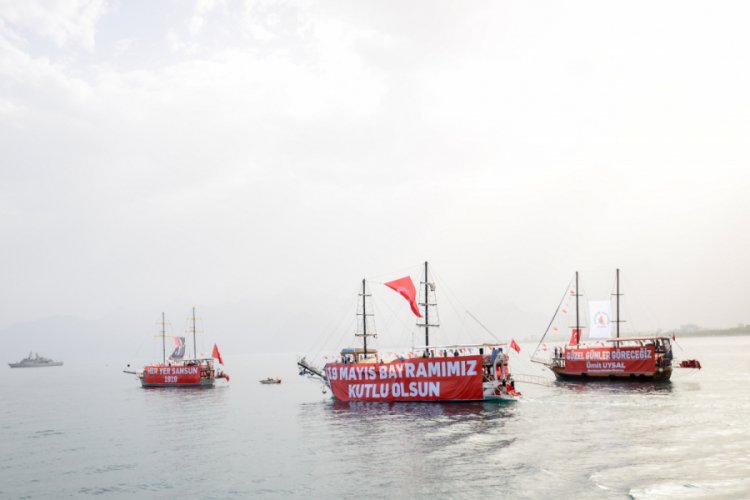 3 ayrı tekneden 100'er metre uzunluğunda T&uuml;rk bayrağı a&ccedil;ıldı
