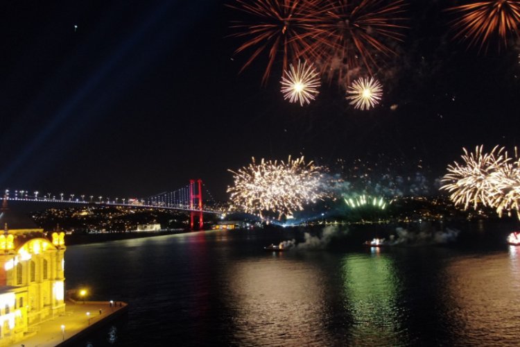İstanbul Boğazı'nda havai fişekli 19 Mayıs kutlaması
