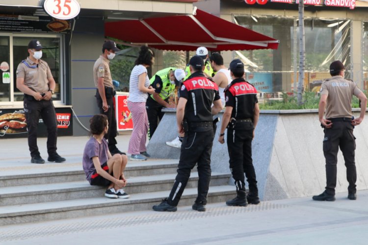 Sokağa &ccedil;ıkan 3 kişiye toplam 10 bin 626 TL ceza