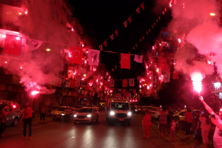 Meşaleli, havai fişekli 19 Mayıs kutlaması