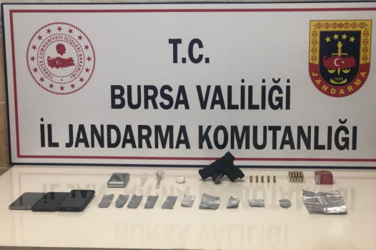 Bursa'da 2 ş&uuml;phelinin otomobilinde tabanca ve uyuşturucu bulundu