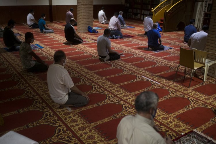 Yunanistan'da mescitler ibadete a&ccedil;ıldı