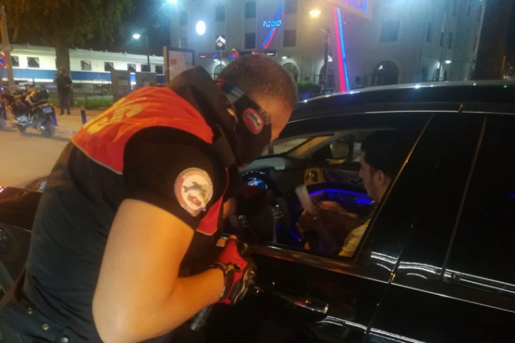 İzmir'de kurallara uymayan 2 bin 333 kişiye 4 milyon 713 bin 772 lira ceza