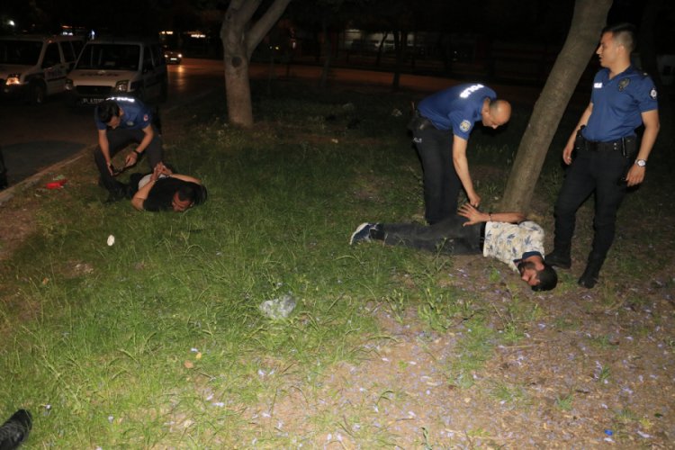 Alkoll&uuml; s&uuml;r&uuml;c&uuml; ka&ccedil;arken polis aracına &ccedil;arptı