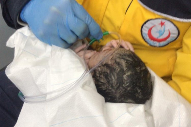 Hastaneye giderken ambulansta doğum yaptı