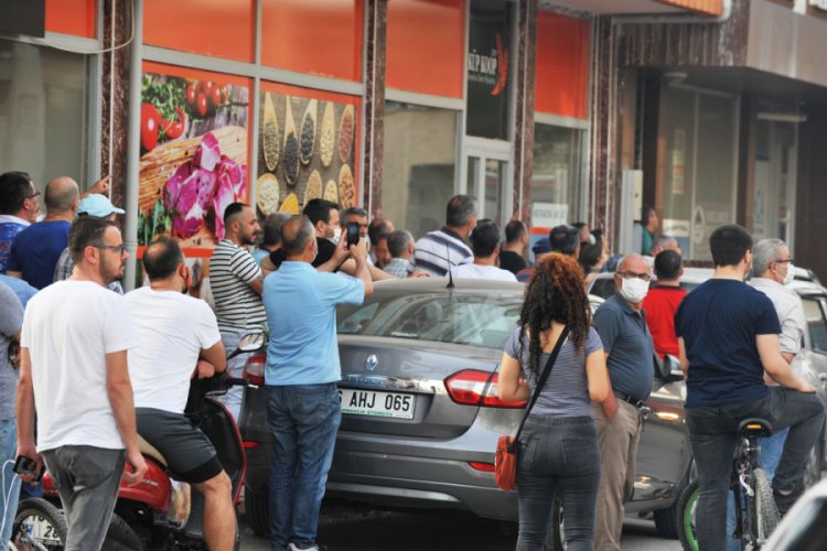 Bursa'da sosyal mesafeyi unutup, film gibi yangını izlediler