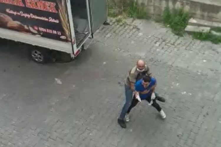 Bursa'da sokağa &ccedil;ıkma yasağında, fırıncıların kavgası kamerada
