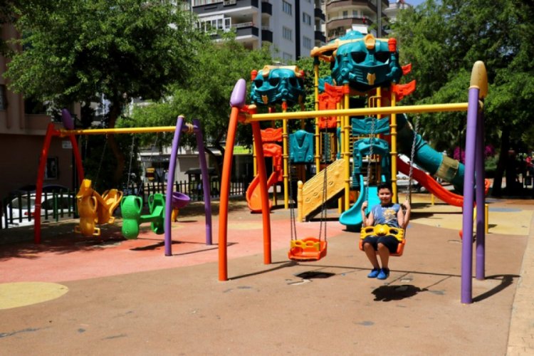 Adana'da &ccedil;ocuklar sıcak y&uuml;z&uuml;nden dışarı &ccedil;ıkmadı