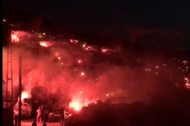 Bursalı gen&ccedil;ler havai fişek ve meşalelerle geceyi aydınlattı