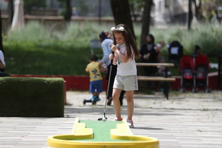 Bursa'da &ccedil;ocuklar 4 saatlik izinde golf oynadılar