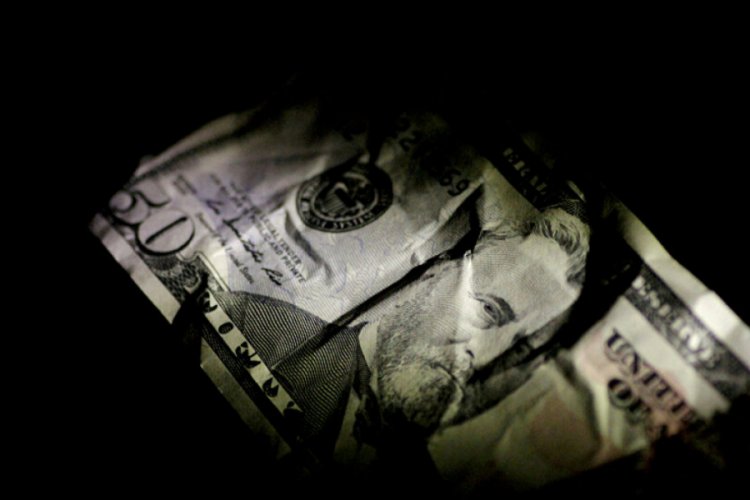 Gezintiye &ccedil;ıkan ABD'li &ccedil;iftin &ccedil;&ouml;p diye aldığı &ccedil;antadan 1 milyon dolar &ccedil;ıktı