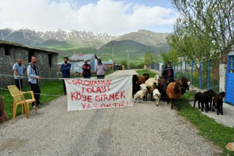 K&ouml;ylerinin girişini zincirle kapatan muhtar kontrol noktası kurdu