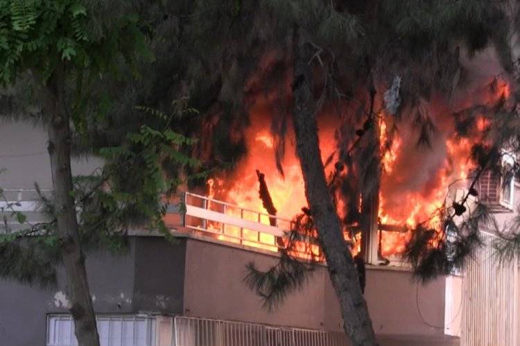 6 katlı apartmanın giriş katındaki yangın korkuttu