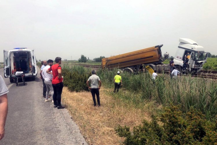 Yoldan &ccedil;ıkan hafriyat kamyonu, demir yoluna girdi: 1 yaralı